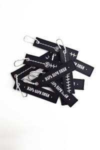 Черный брелок-ремувка с карабином 