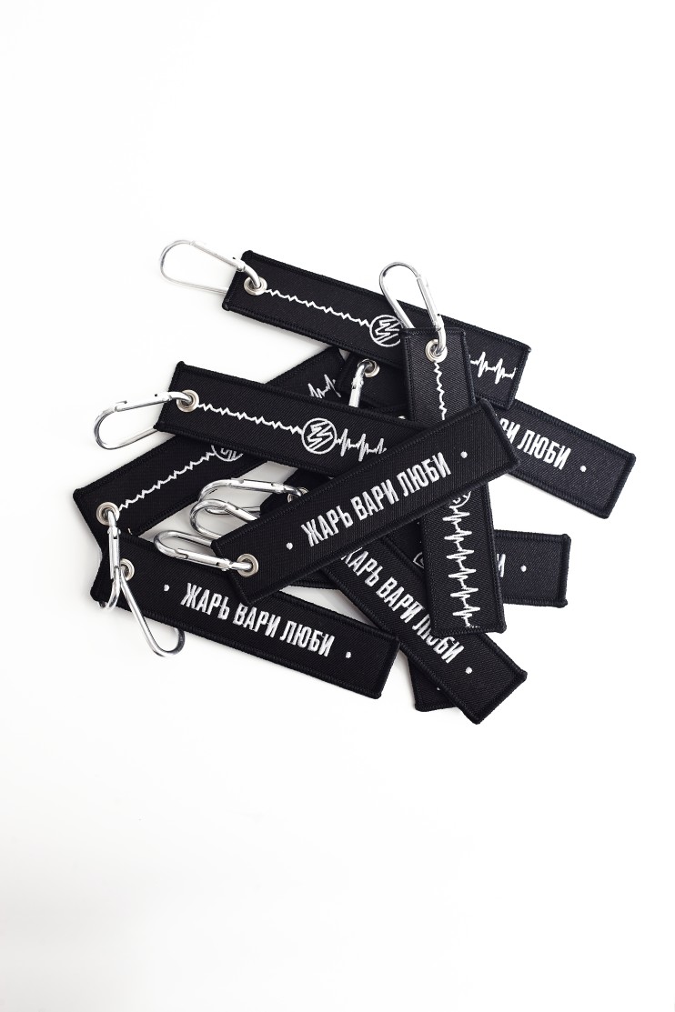 Черный брелок-ремувка с карабином 